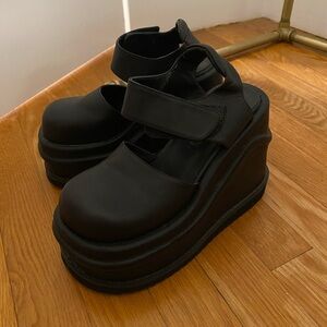 Black chunky platform sandals #festivalvibes